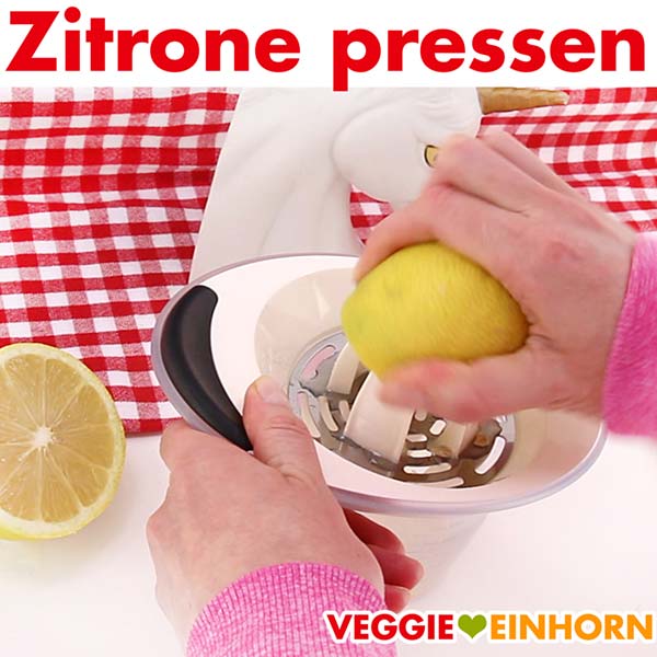 Zitrone pressen für veganes Joghurt Dressing mit Tahin Zitrone pressen für veganes Tahin-Joghurtdressing