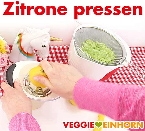 Zitronensaft auspressen.