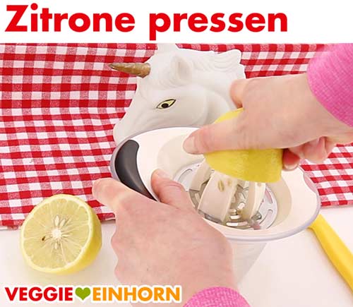 Zitronensaft pressen mit der Zitruspresse Zitrone auspressen
