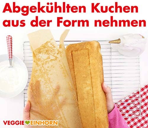 Abgekühlten Zitronenkuchen aus der Form nehmen Abgekühlten Zitronenkuchen aus der Form nehmen