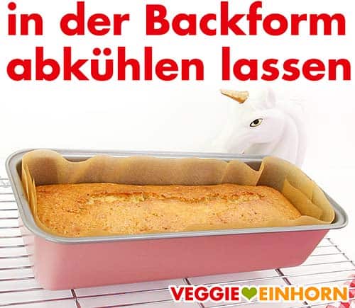Kuchen in der Backform vollständig abkühlen lassen Kuchen in der Backform abkühlen lassen