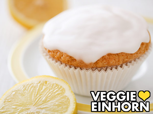 Ein Zitronenmuffin auf einem kleinen Teller