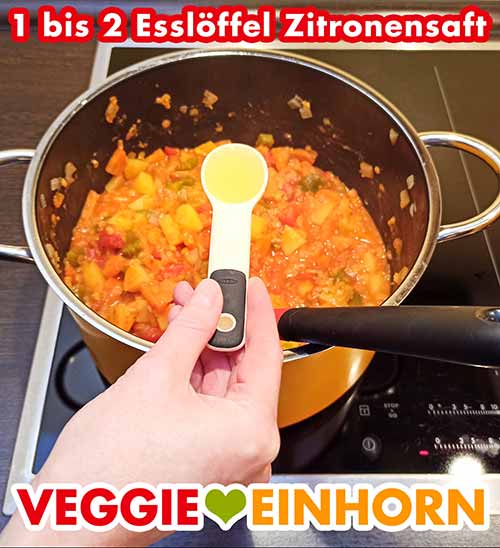 Ein bis zwei Esslöffel Zitronensaft zufügen. Zitronensaft wird zum Rote Linsen Eintopf zugefügt