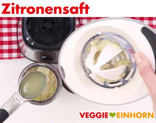 Zitronensaft für die Soße Zitronensaft zufügem