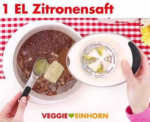 Zitronensaft zum Teig zufügen Zitronensaft zum Teig zufügen