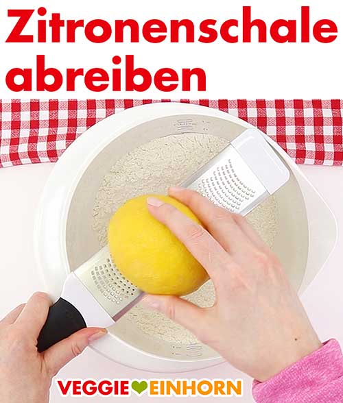 Zitronenschale mit einer feinen Reibe abreiben Zitronenschale abreiben