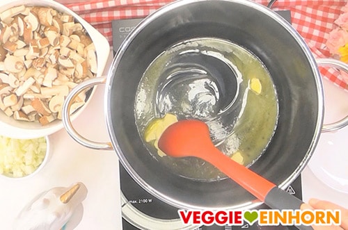 Margarine in Topf erhitzen