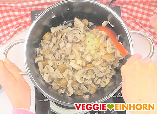 Champignons und Zwiebeln im Topf