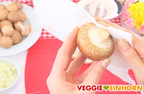 Champignons mit Küchenpapier putzen