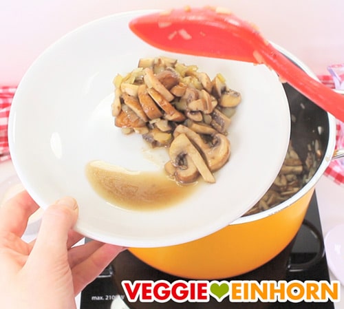 Teil der Champignons beiseite stellen.