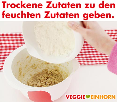 Vegane Amerikaner backen Schritt für Schritt Anleitung Zubereitung vegane Amerikaner Trockene Zutaten mit feuchten Zutaten mischen