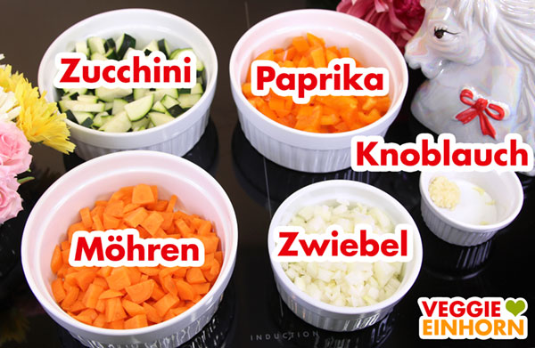 Gewürfeltes Gemüse Zucchini, Paprika, Knoblauch, Möhren, Zwiebel