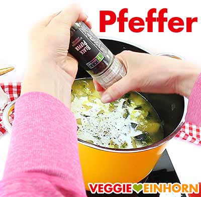 Zucchinisuppe würzen mit schwarzem Pfeffer Zucchinisuppe würzen mit Pfeffer