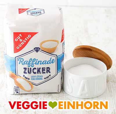 Zucker und Salz Eine Packung Zucker und ein Salztopf