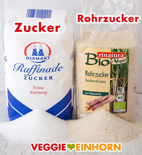 Eine Packung Zucker und eine Packung Rohrzucker
