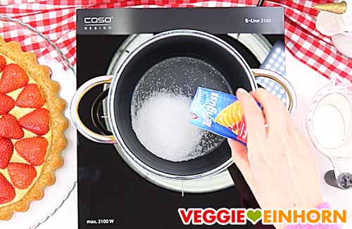 Zucker und Tortenguss Pulver in Topf geben Zucker und Tortenguss Pulver in Topf geben