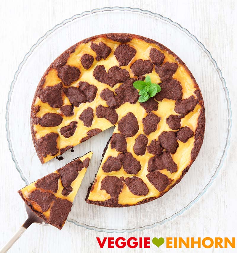 Der vegane russische Zupfkuchen ist ohne Ei, ohne Milch und ohne Butter. Veganer russischer Zupfkuchen auf einer Tortenplatte