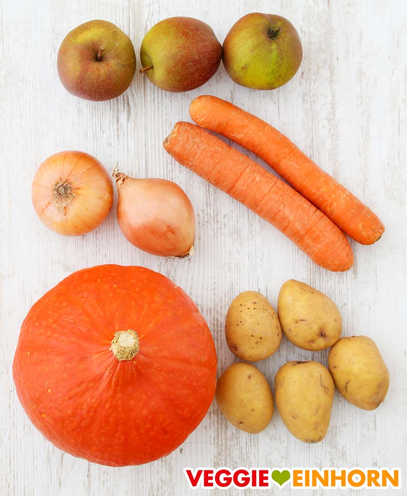Gemüse für Kürbissuppe mit Apfel