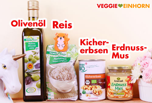 Olivenöl und Naturreis von Rewe Bio, Kichererbsen von Rossmann enerBIO und Erdnussmus von Alnatura Eine Flasche Olivenöl, eine Packung Naturreis, eine Dose Kichererbsen und ein Glas Erdnussmus