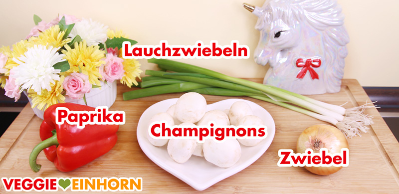 Rote Paprika, frische Champignons, Lauchzwiebeln