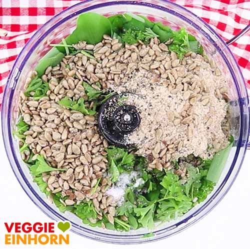 Zutaten für veganes Bärlauchpesto in der Küchenmaschine Zutaten für veganes Bärlauchpesto in der Küchenmaschine