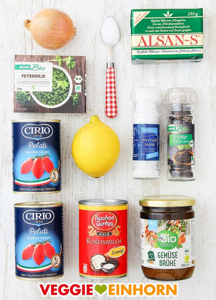 Zwiebel, ein Teelöffel Zucker, Alsan Margarine, TK Petersilie, zwei Dosen geschälte Tomaten, Zitrone, Pfeffer und Salz, eine Dose Kokosmilch, Gemüsebrühe Pulver