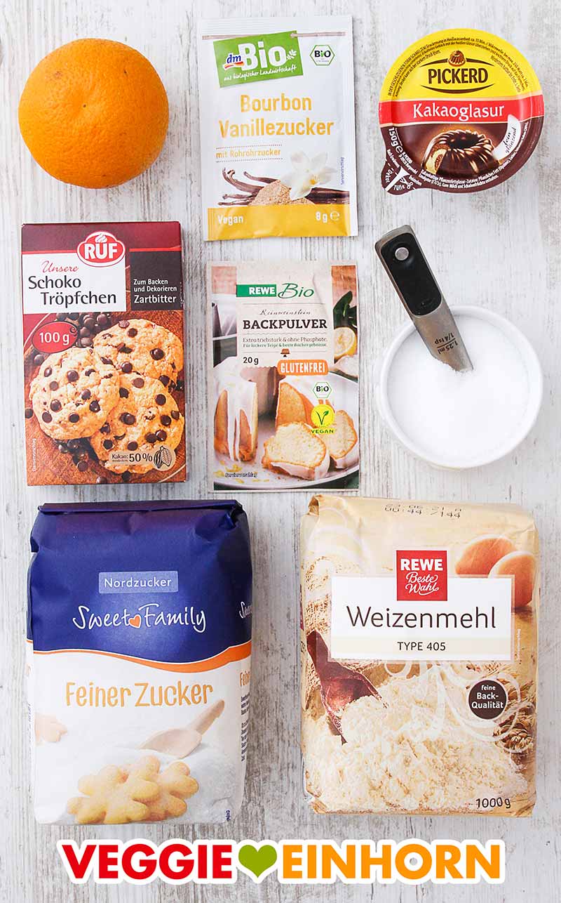 Verwendete Produkte für Schoko-Orangen-Kuchen Die Zutaten für den Schoko Orangen Kuchen liegen auf einem Tisch