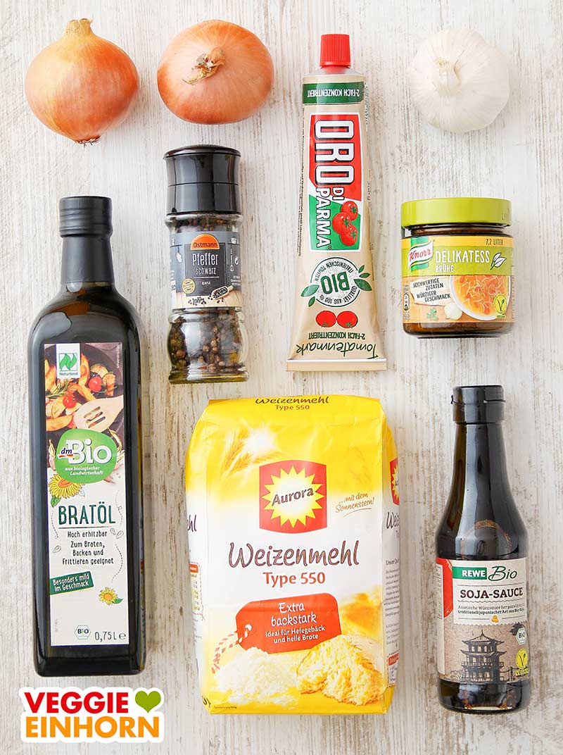 Zwiebeln, Knoblauch, Öl, Pfeffer, Tomatenmark, Gemüsebrühe, Mehl, Sojasoße