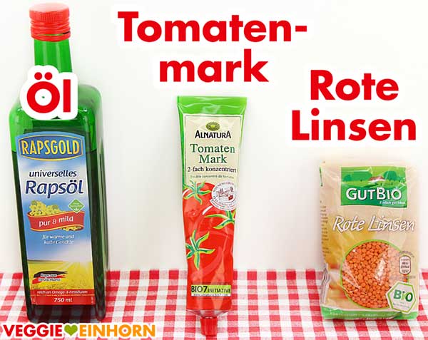 Rapsöl, Tomatenmark und rote Linsen für Türkische Linsensuppe Rapsöl, Tomatenmark und rote Linsen für Türkische Linsensuppe