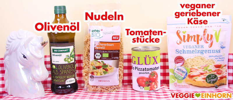 Olivenöl, Nudeln, Tomaten aus der Dose, veganer Käse