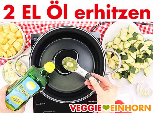 Zwei Esslöffel Öl in einem Topf erhitzen Zwei Esslöffel Öl in einem Topf erhitzen