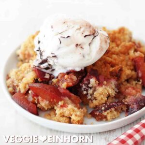 Zwetschgen Crumble mit Eis