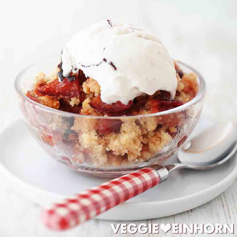 Zwetschgen Crumble mit Eis als Dessert