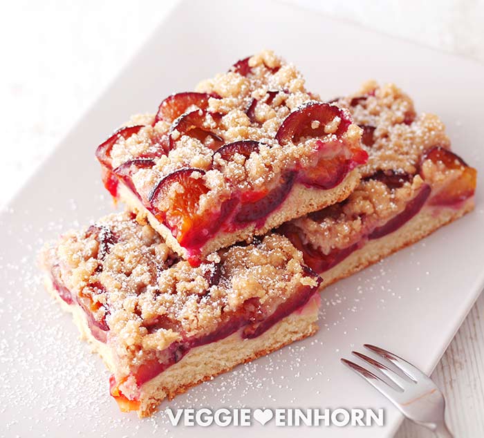 Drei Stücke veganer Zwetschgenkuchen auf einer Platte