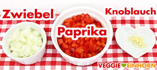Zwiebelwürfel, Paprika, gepresster Knoblauch.