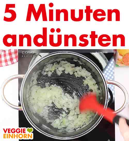 Zwiebel im Topf andünsten