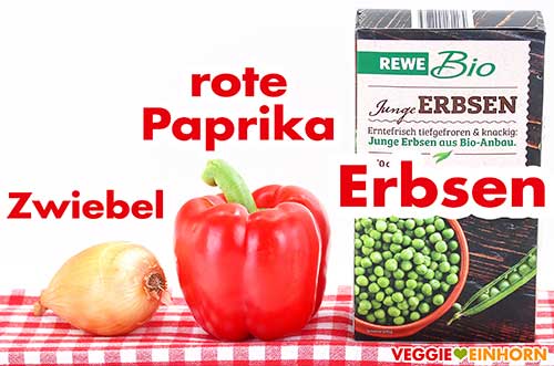 Zwiebel, rote Paprika und tiefgekühlte Erbsen.