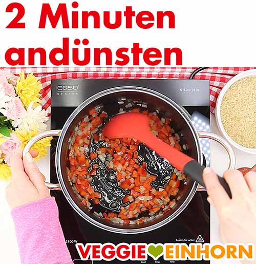 Zwiebel und Paprika 2 Minuten andünsten.