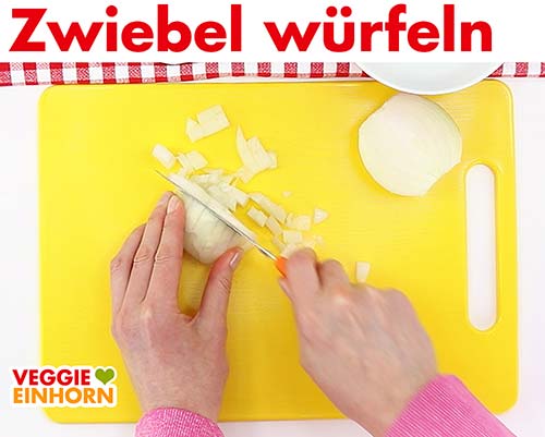 Zwiebel würfeln