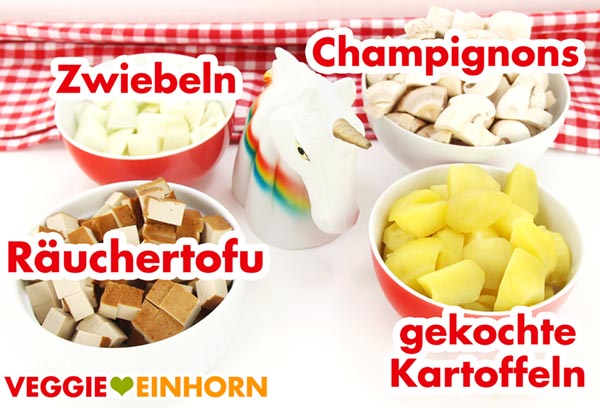 Zuaten für Tofu Gulasch: Zwiebeln, Champignons, Räuchertofu, Kartoffeln Zwiebeln Champignons Räuchertofu gekochte Kartoffeln