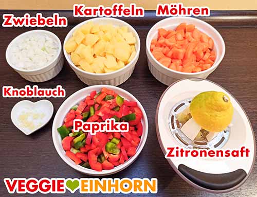 Zwiebelwüfel, Kartoffelwürfel, Möhrenwürfel, gepresster Knoblauch, Paprikawürfel, Zitronensaft Vorbereitetes Gemüse für den Rote Linsen Eintopf