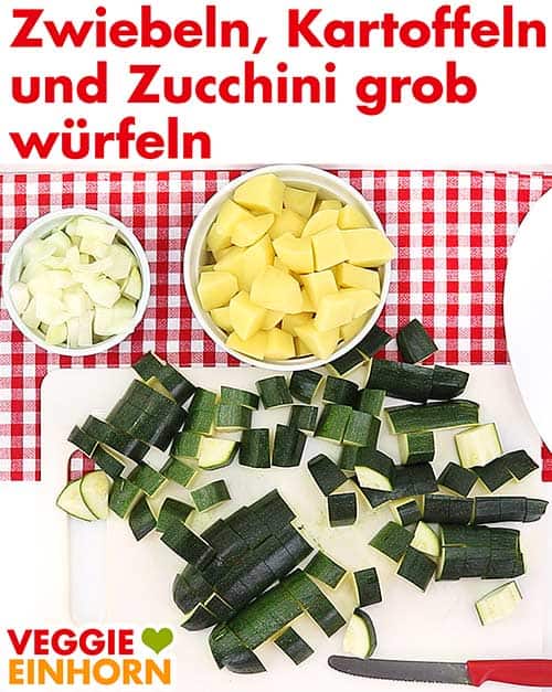 Zwiebeln, Kartoffeln und Zucchini würfeln Zwiebeln, Kartoffeln und Zucchini würfeln