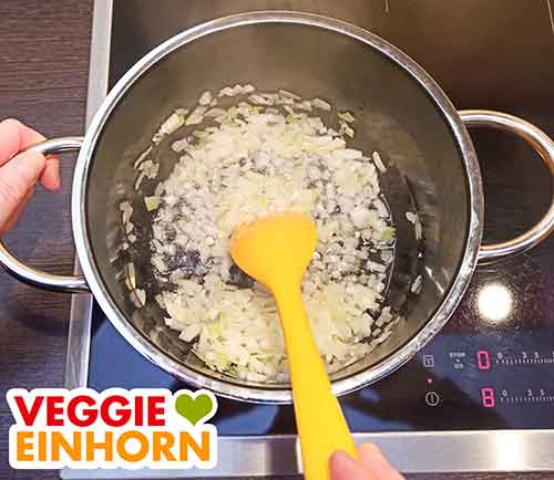 Zwiebeln in Öl andünsten. Öl und Zwiebelwürfel im Topf