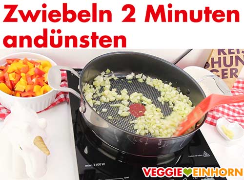 Zwiebeln werden in Pfanne angedünstet