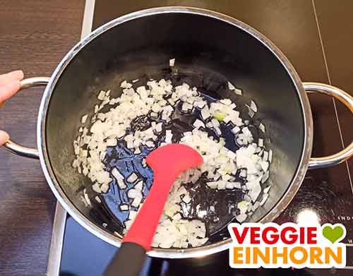 Zwiebeln im Öl 3 Minuten andünsten Zwiebeln im Topf für den Rote Linsen Eintopf