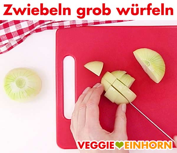 Zwiebeln grob würfeln. Zwiebeln grob würfeln