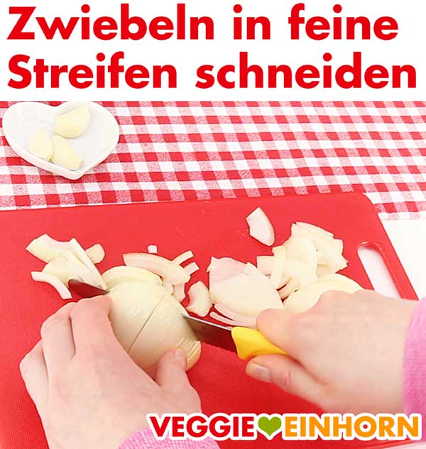 Zwiebeln in feine Streifen schneiden Zwiebeln in feine Streifen schneiden