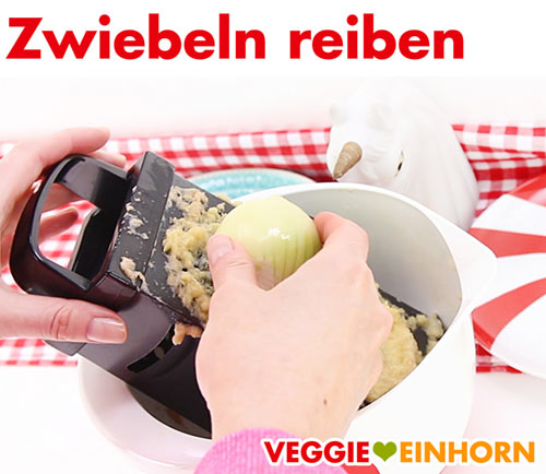 Zwiebeln reiben