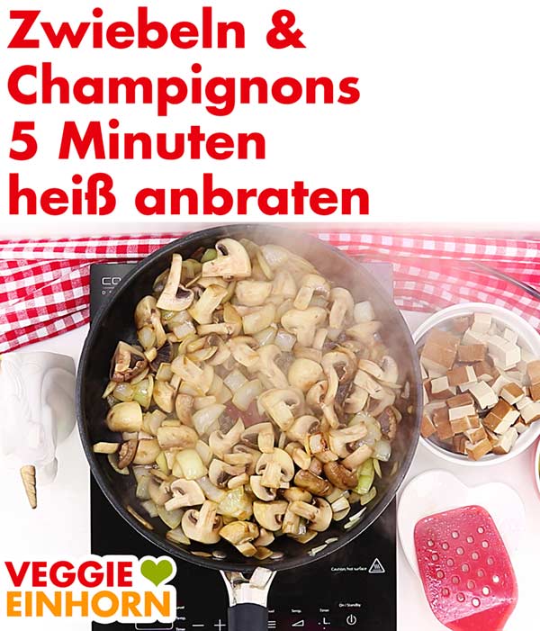 Zwiebeln und Champignons heiß anbraten für veganes Tofu Gulasch Zwiebeln und Champignons heiß anbraten