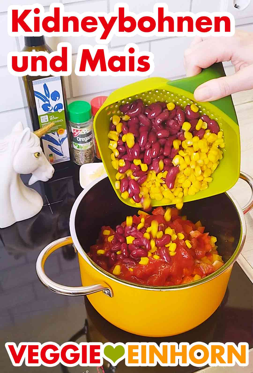 Die Bohnen und den Mais für den One Pot Reis in den Topf geben. Die abgetropften Kidneybohnen und Mais aus dem Durchschlag in den Topf geben.